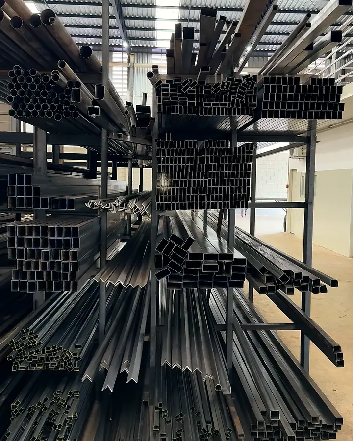 Racks de metalon e perfis de aço no estoque da fábrica