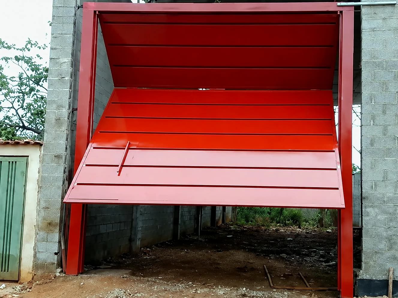 Portão articulado com folhas dobradas em garagem
