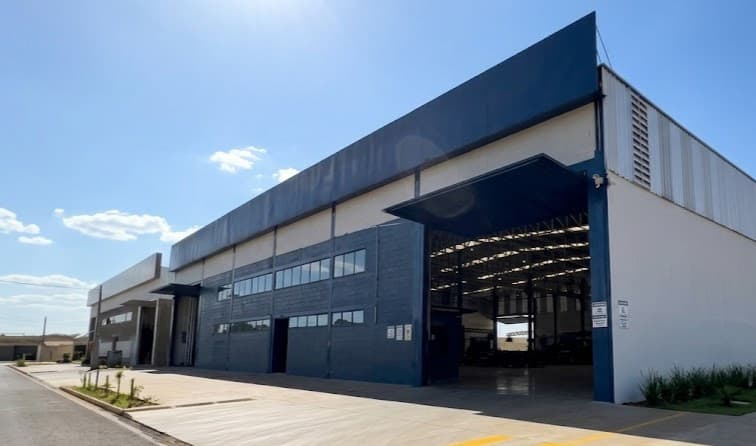 Interior da fábrica de portões da Portões Rio Preto, em São José do Rio Preto/SP